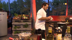 Evelyn Burdecki versucht, ein feuerwerk zu zünden