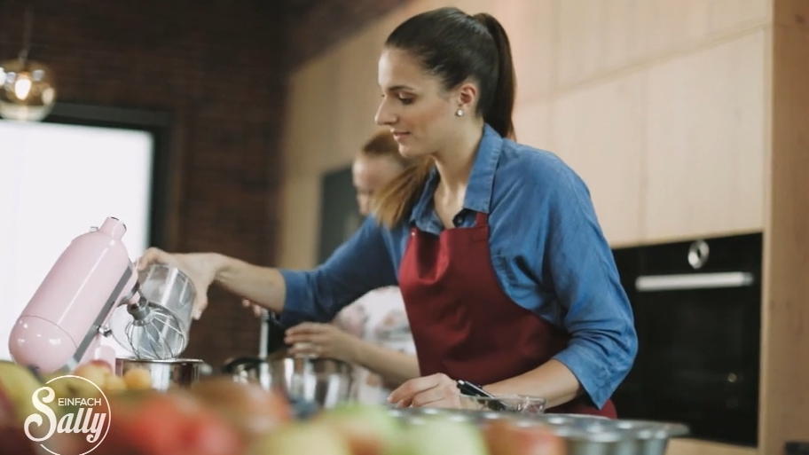 Ein Regenbogenkuchen ohne Industriezucker