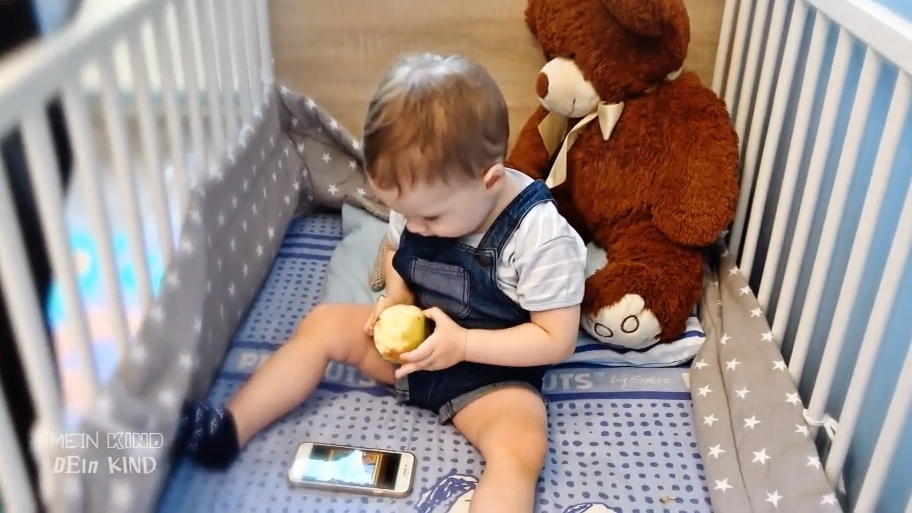 Elias darf Fernseher, Smartphone und Tablet nutzen