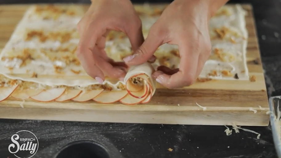 Sally zeigt, wie sich Äpfel rollen lassen