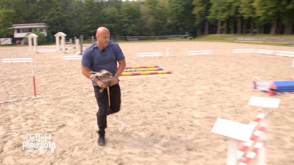 Der Springparcour bringt beide ins Schwitzen
