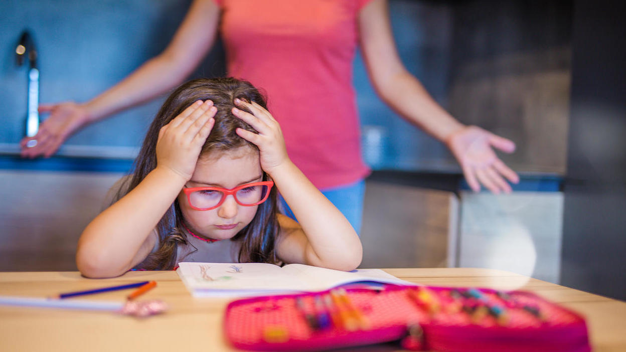 Darum schaden "Rasenmäher-Eltern" ihren Kindern