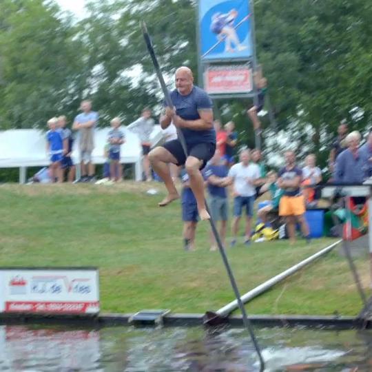 Detlef springt sich in die Herzen der Ostfriesen