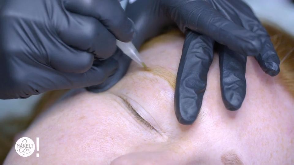 Eva bekommt Permanent-Makeup