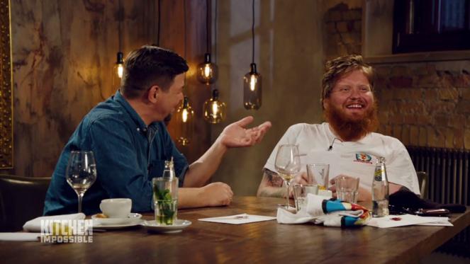 Lukas Mraz schlägt Tim Mälzer bei Kitchen Impossible.