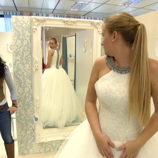 Der Brautmutter gefällt ein Kleid gar nicht