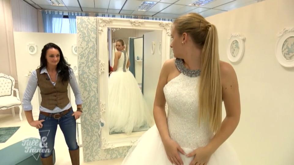 Der Brautmutter gefällt ein Kleid gar nicht