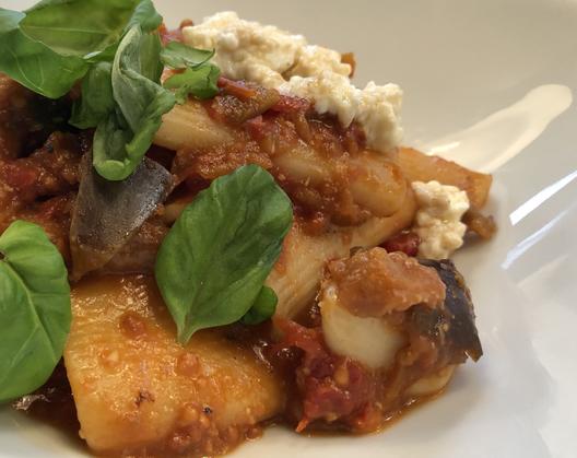 Uns hat er gezeigt, wie er Pasta alla Norma zubereitet.