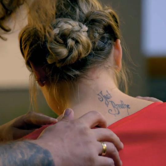 Miriam kommt mit einem "miserablen" Tattoo