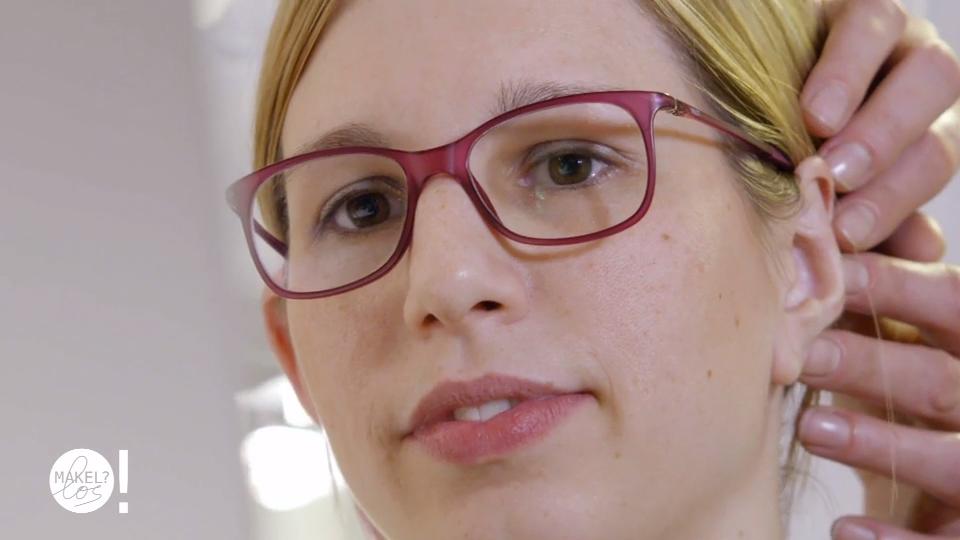 Christinas Ohren werden angelegt