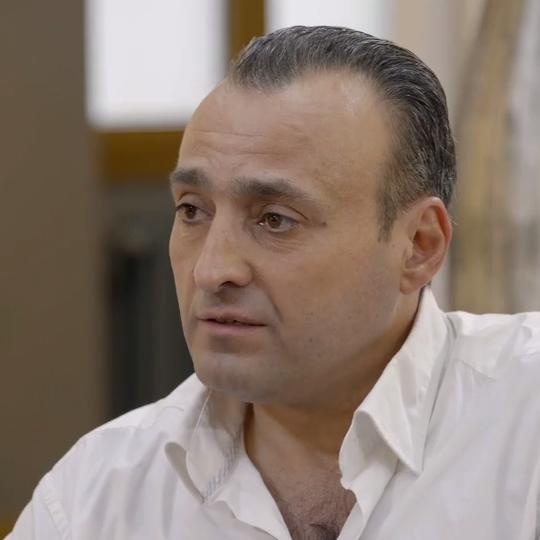 Ayhan hat eine extrem starke Körperbehaarung