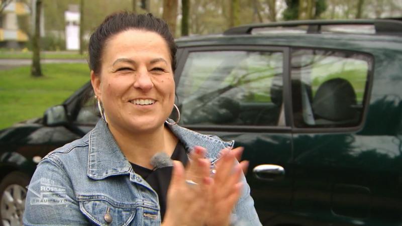 Christine ist überglücklich mit ihrem Traumauto