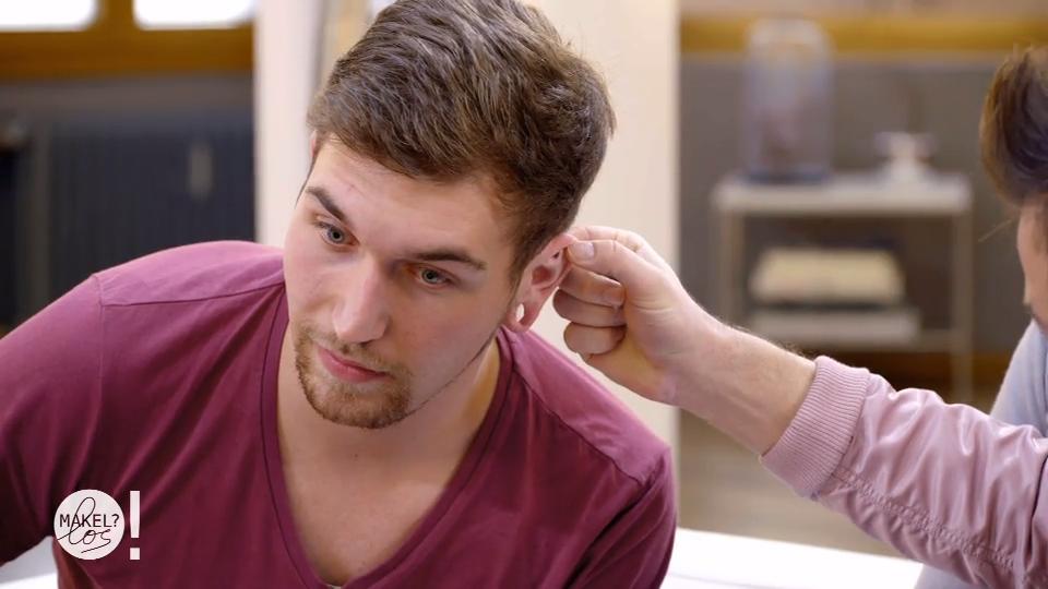 Joel hat "Emmentaler"-Ohrlöcher