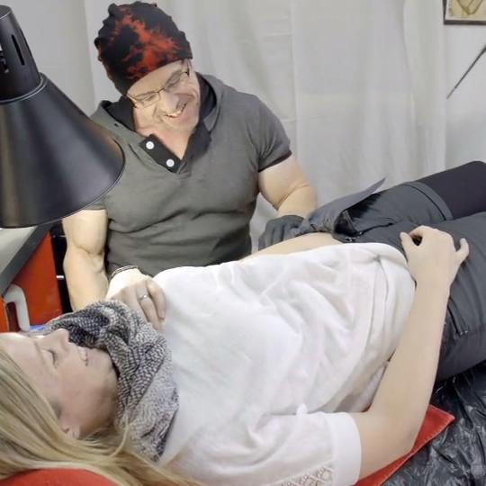 Jennifer kann ihr neues Tattoo mit Stolz tragen