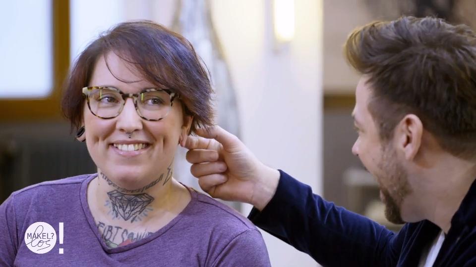 Sarahs Ohrloch ist gerissen