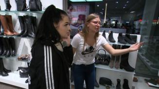 Lysann verzweifelt im Schuhgeschäft
