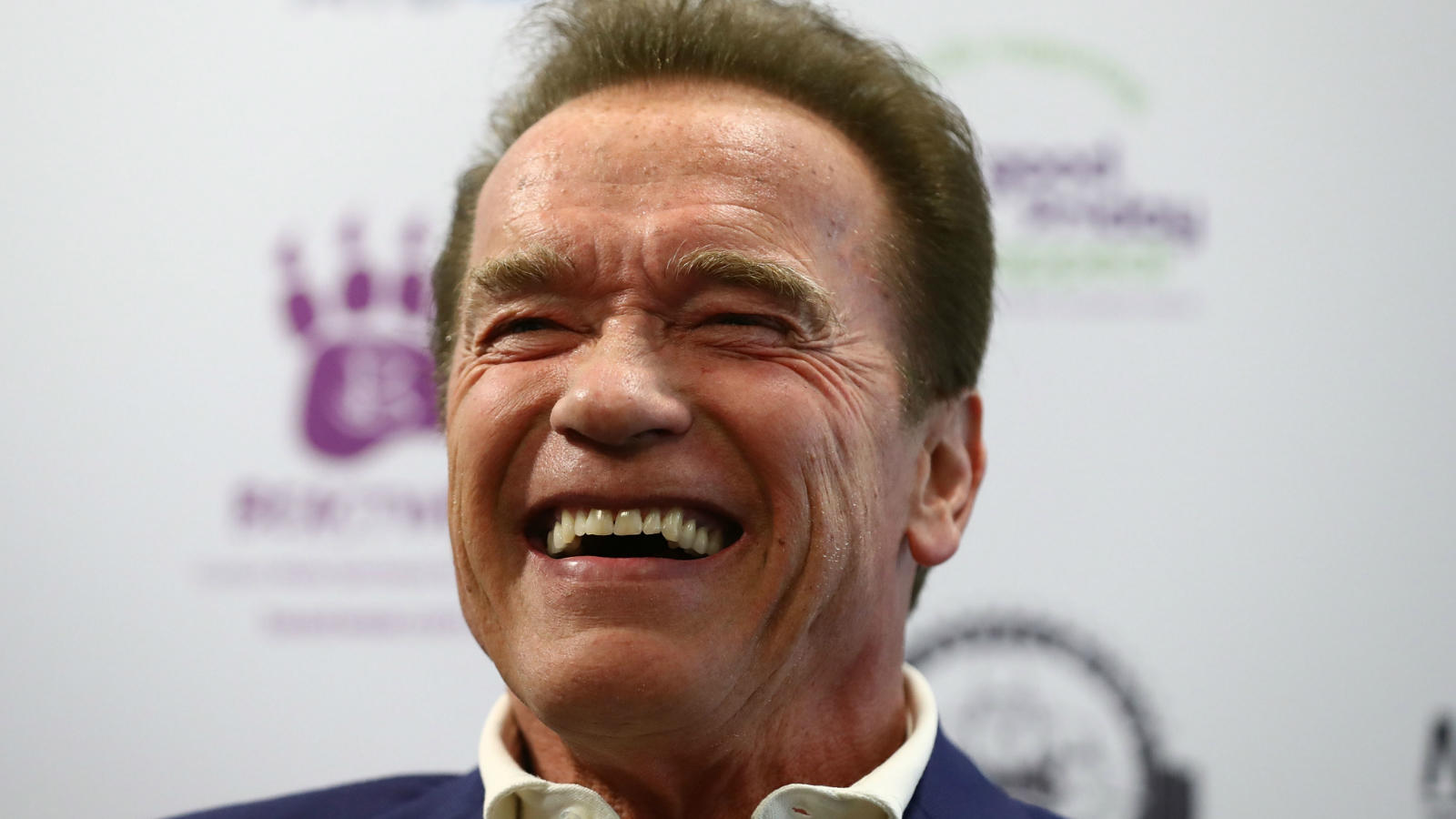 Arnold Schwarzenegger scheucht sein Pony durch den Garten