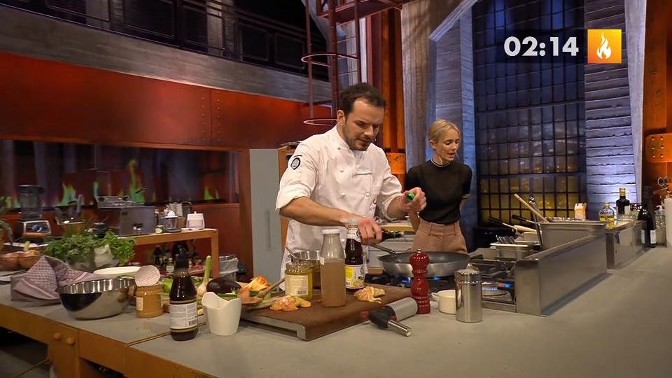 Steffen Henssler "lackiert" den Hauptgang ab