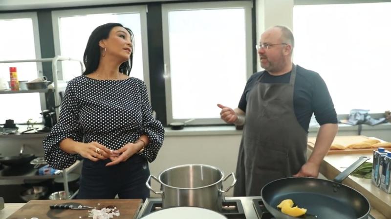 Verona Pooth probt zunächst alleine den Hauptgang