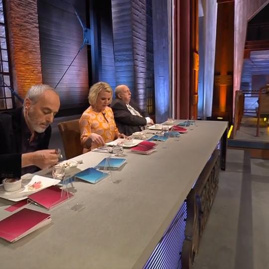Die Jury vergibt die Punkte für den Schokopudding