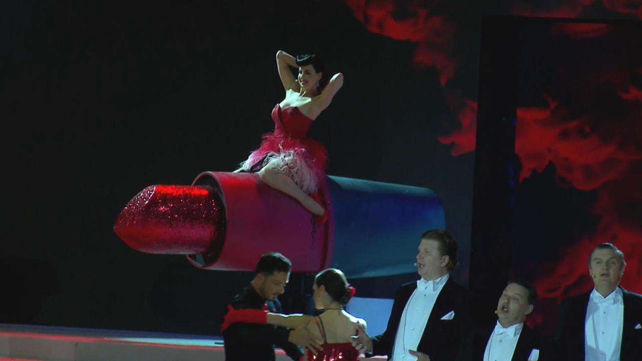 Dita von Teese reitet einen Lippenstift