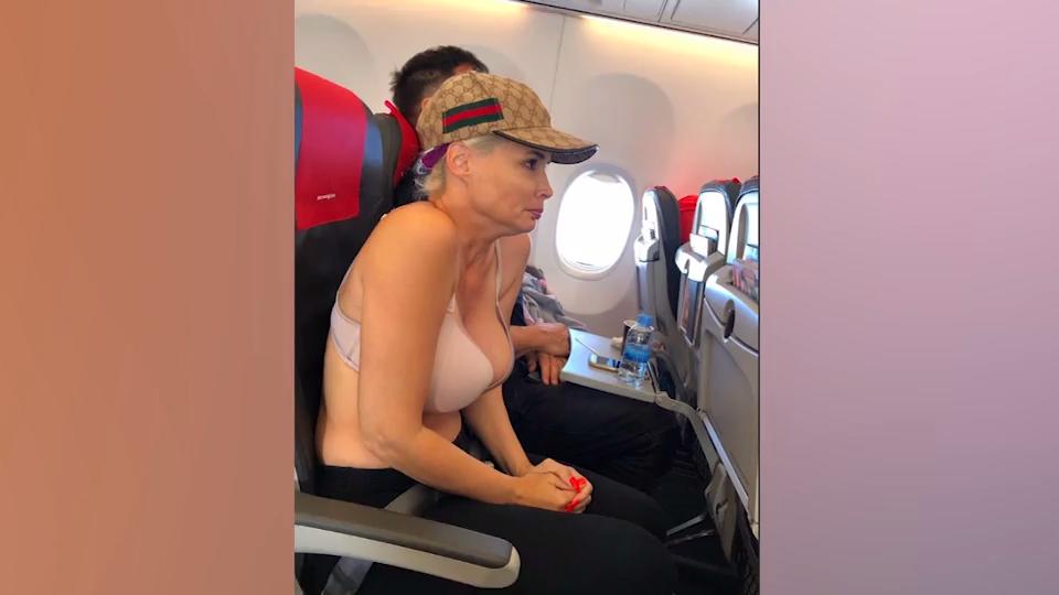 Daniela Katzenberger zieht im Flieger blank