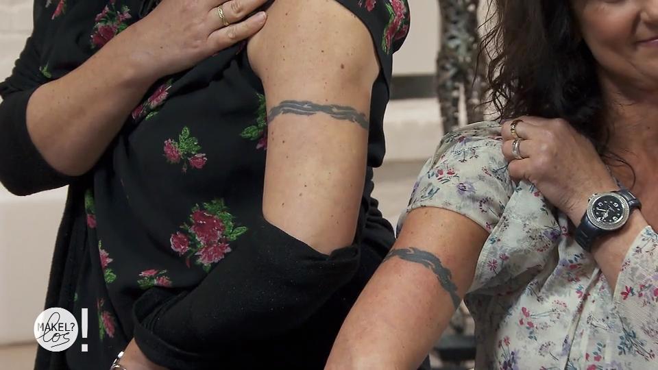 Margarete und Susanne haben ein Schwesterntattoo