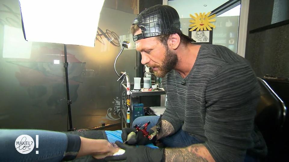 Janines Tattoo erhält ein Cover-Up