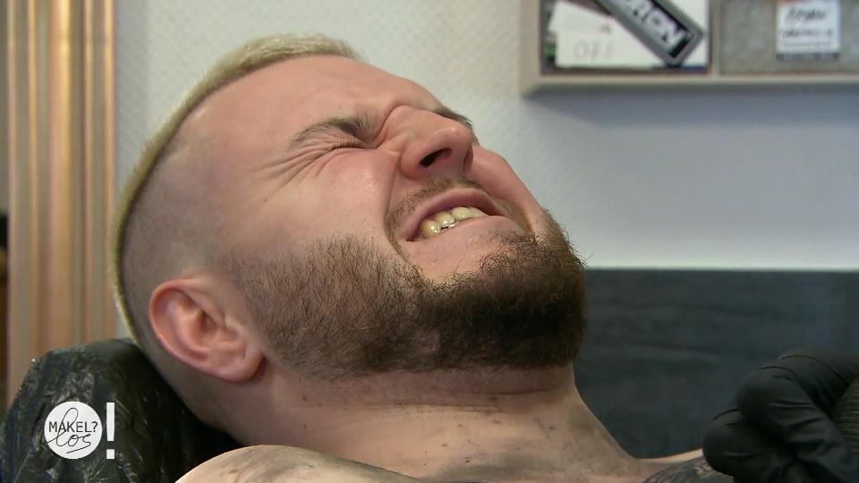 Das alte Tattoo schmerzt ihn das letzte Mal