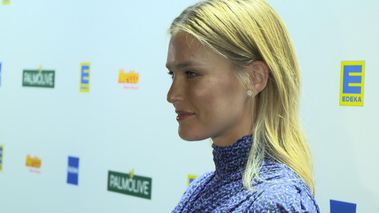 Bar Refaeli zeigt ihren Babybauch