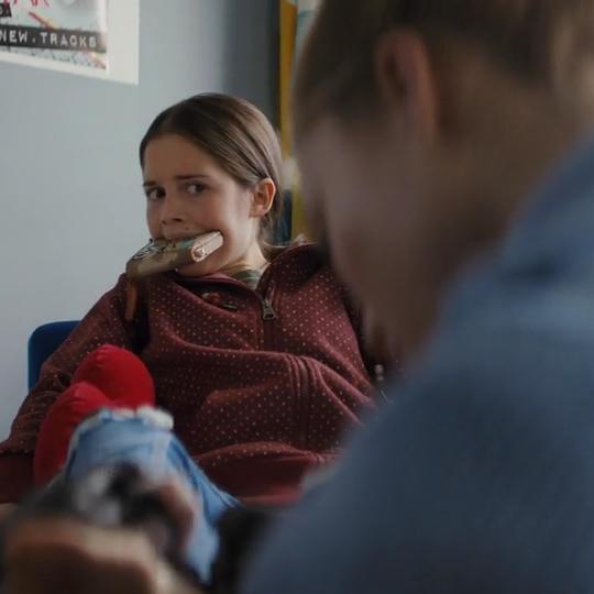 Luna lässt sich von Tammy tätowieren