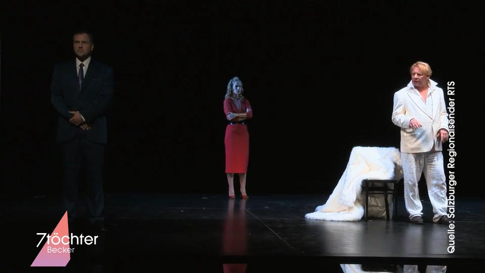 Ben Becker auf der Bühne in Salzburg