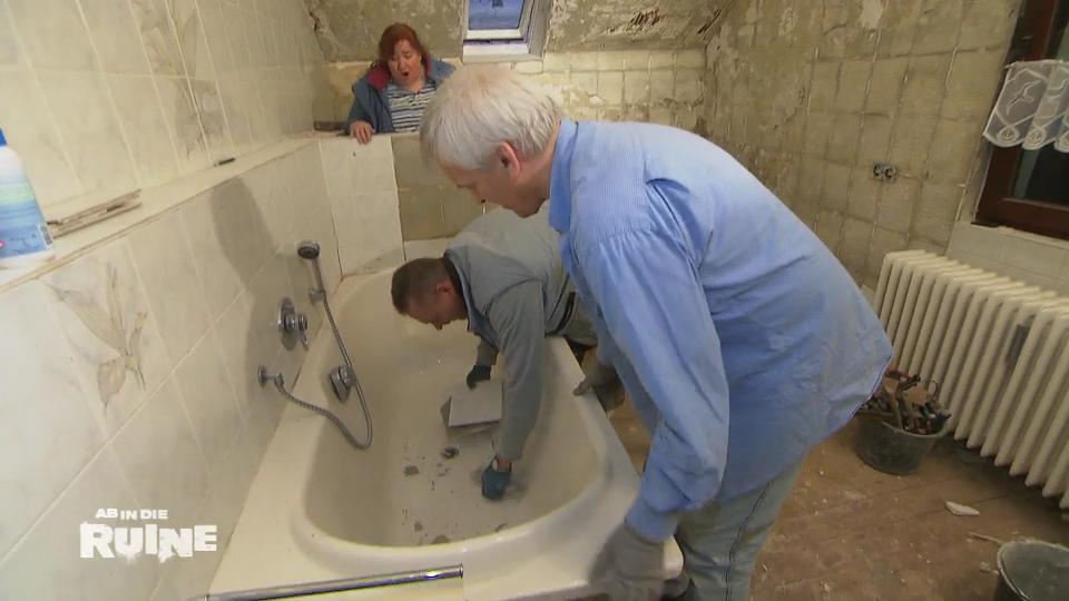 Steffani hat Angst vor Kratzern in der Wanne