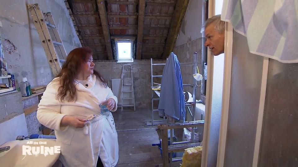 Steffani hasst das kalte Badezimmer