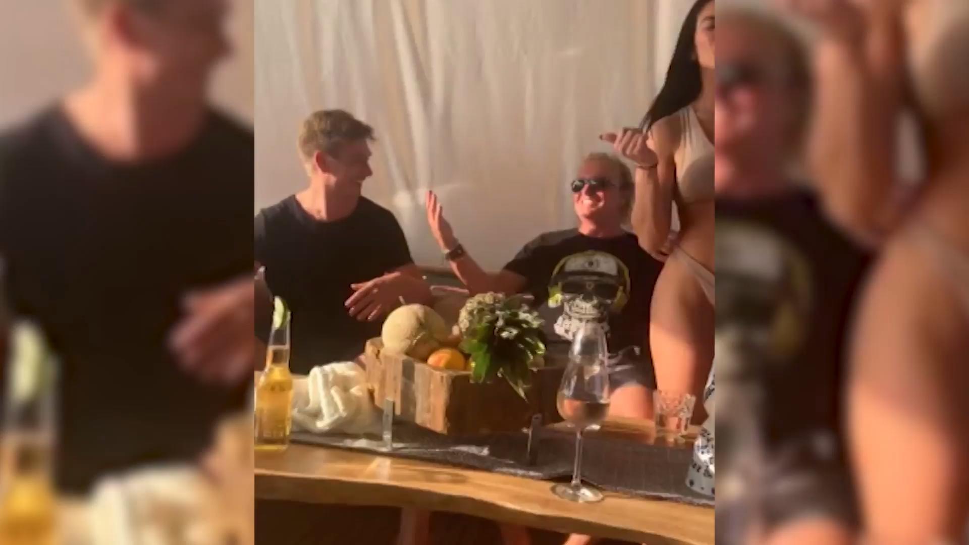Robert Geiss mit halbnackten Frauen auf Yacht