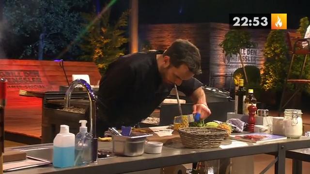 Steffen Henssler versucht, mit einem Arm zu kochen