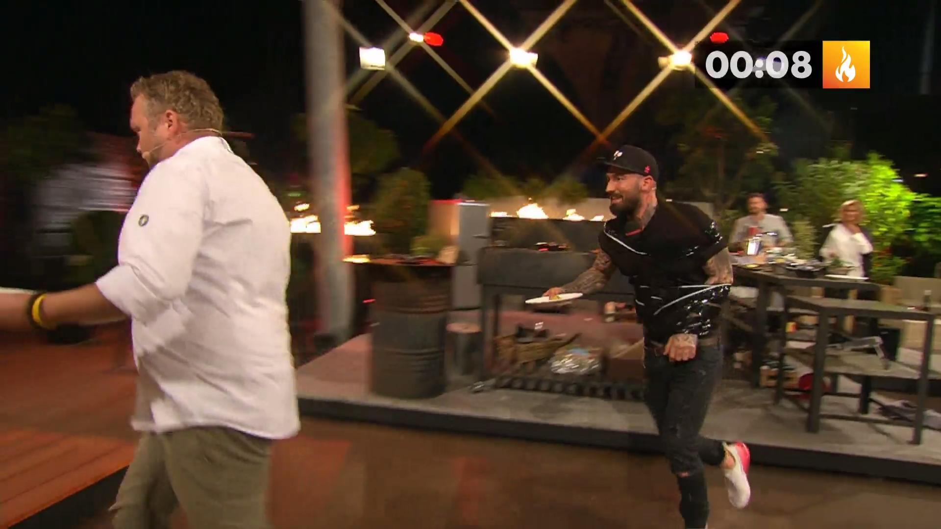 Trotz nur einer Hand steht da ein Dessert