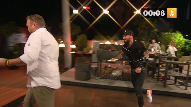 Trotz nur einer Hand steht da ein Dessert