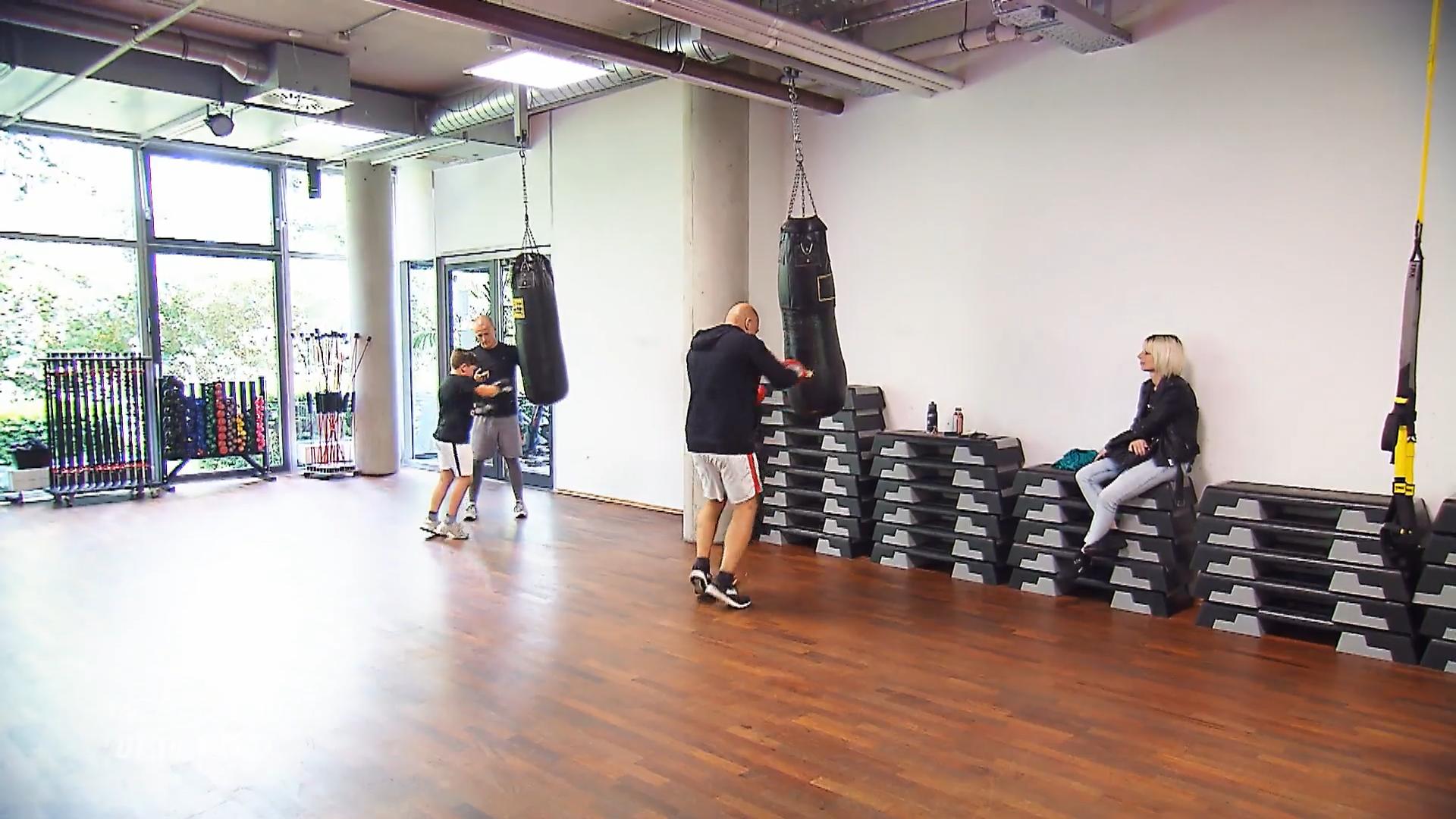 Vater und Sohn gemeinsam beim Boxen