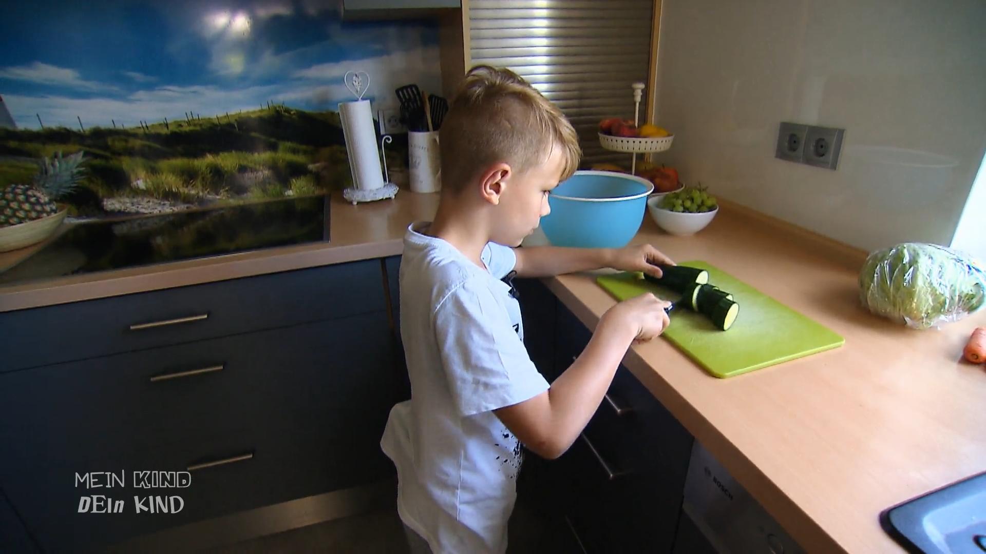 Sohn hat feste Aufgaben im Haushalt