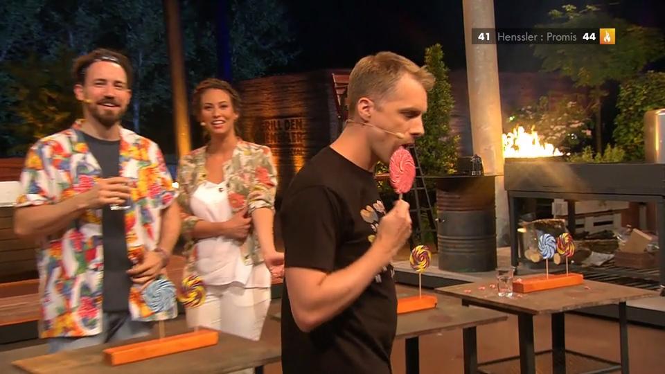 Oliver Pocher lutscht an Hensslers Lolli