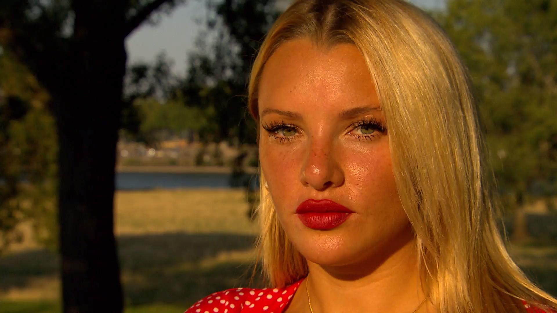 Evelyn Burdecki zeigt sich oben ohne