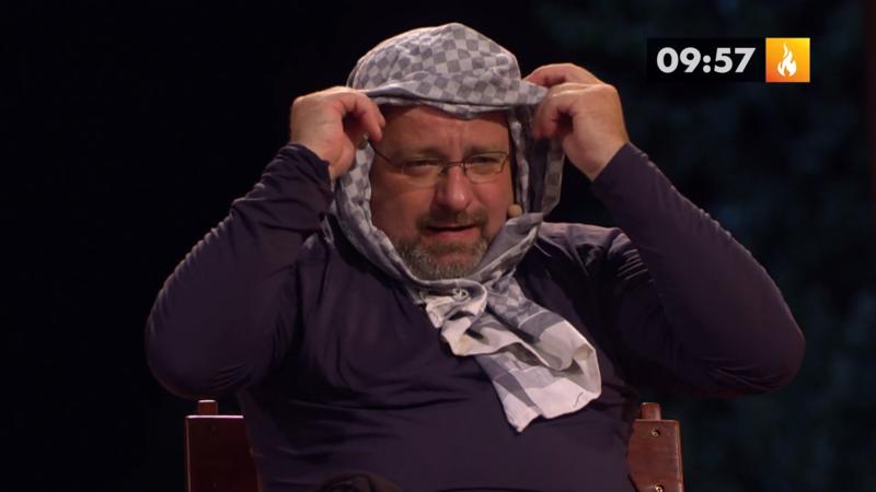 Gut eingepackt auf dem Hochstuhl