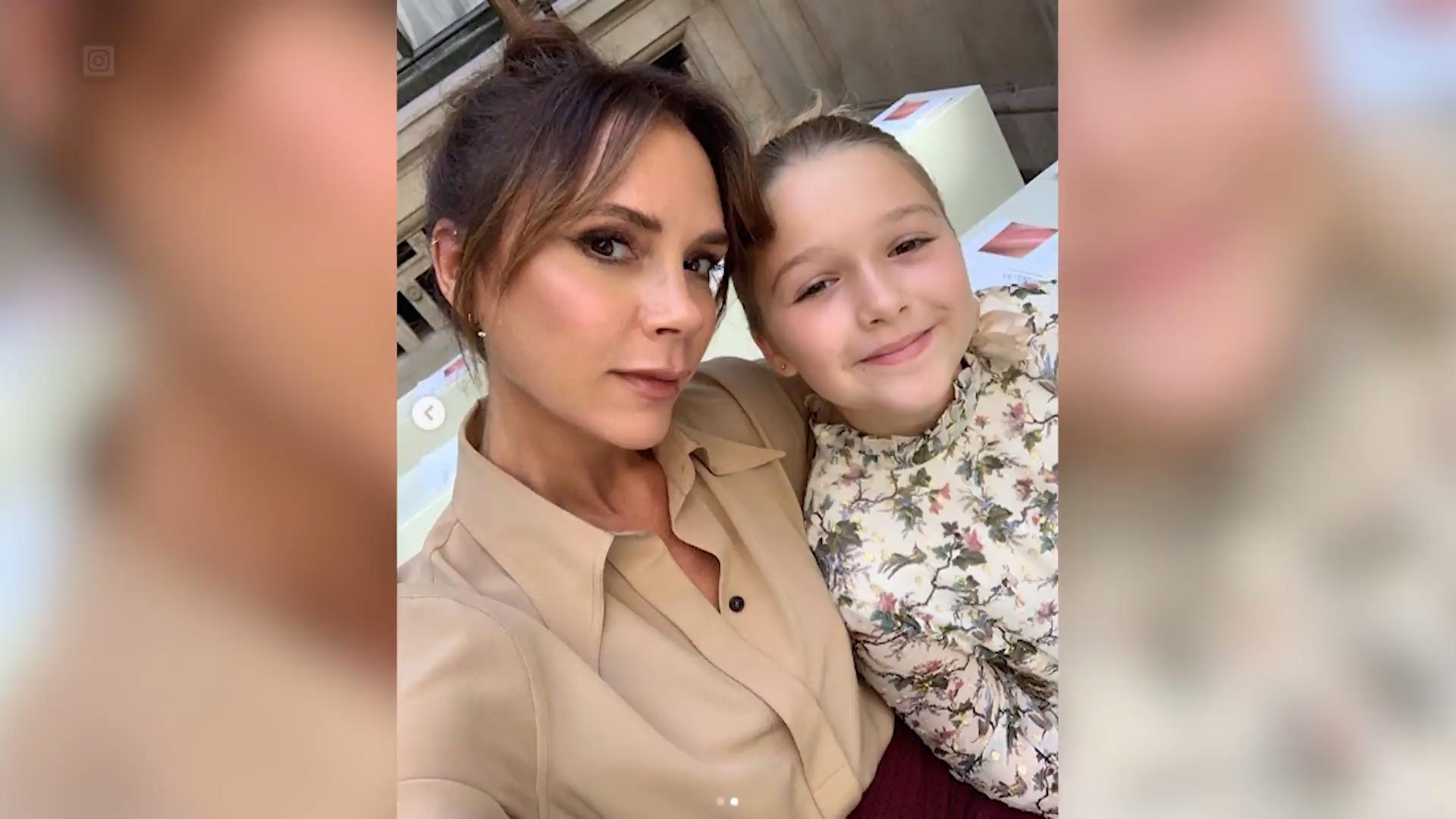 Harper Beckham drückt ihrer Mummy bei der Fashion-Show die Daumen