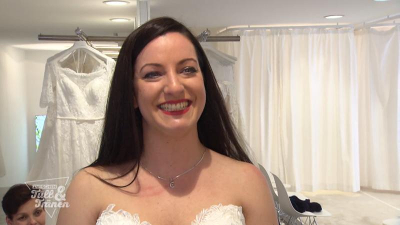 Nun weiß Angelina, welches Kleid sie will