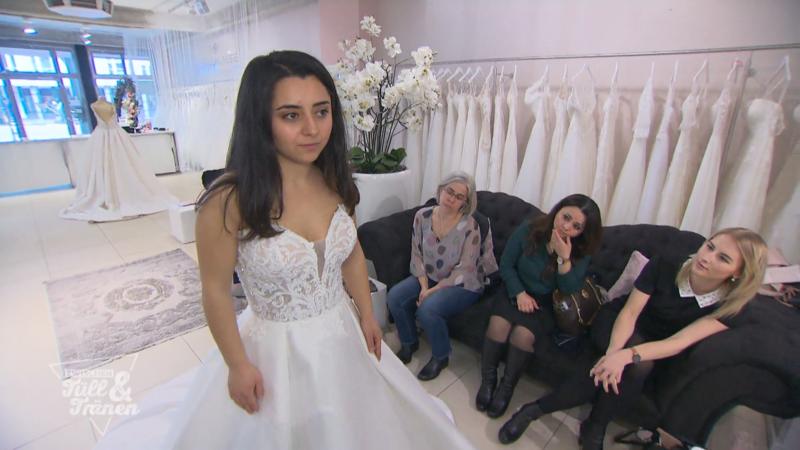 Für die Braut-Mama ist das Kleid zu transparent