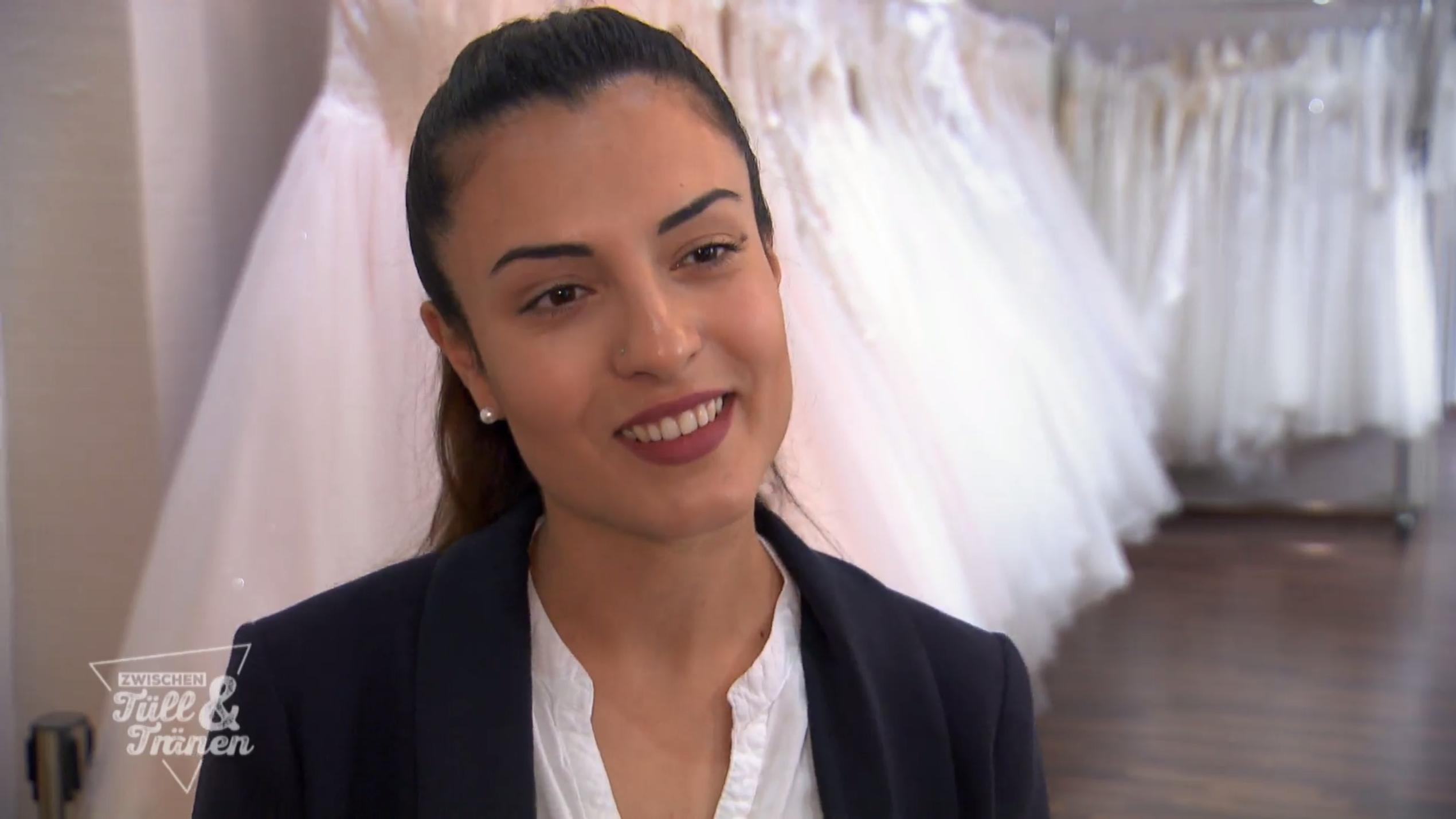 Derya möchte in ihrem Brautkleid nicht versinken