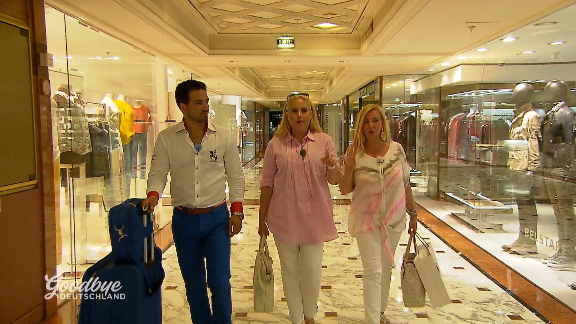 Malek stellt seine Hemden in einer Boutique vor