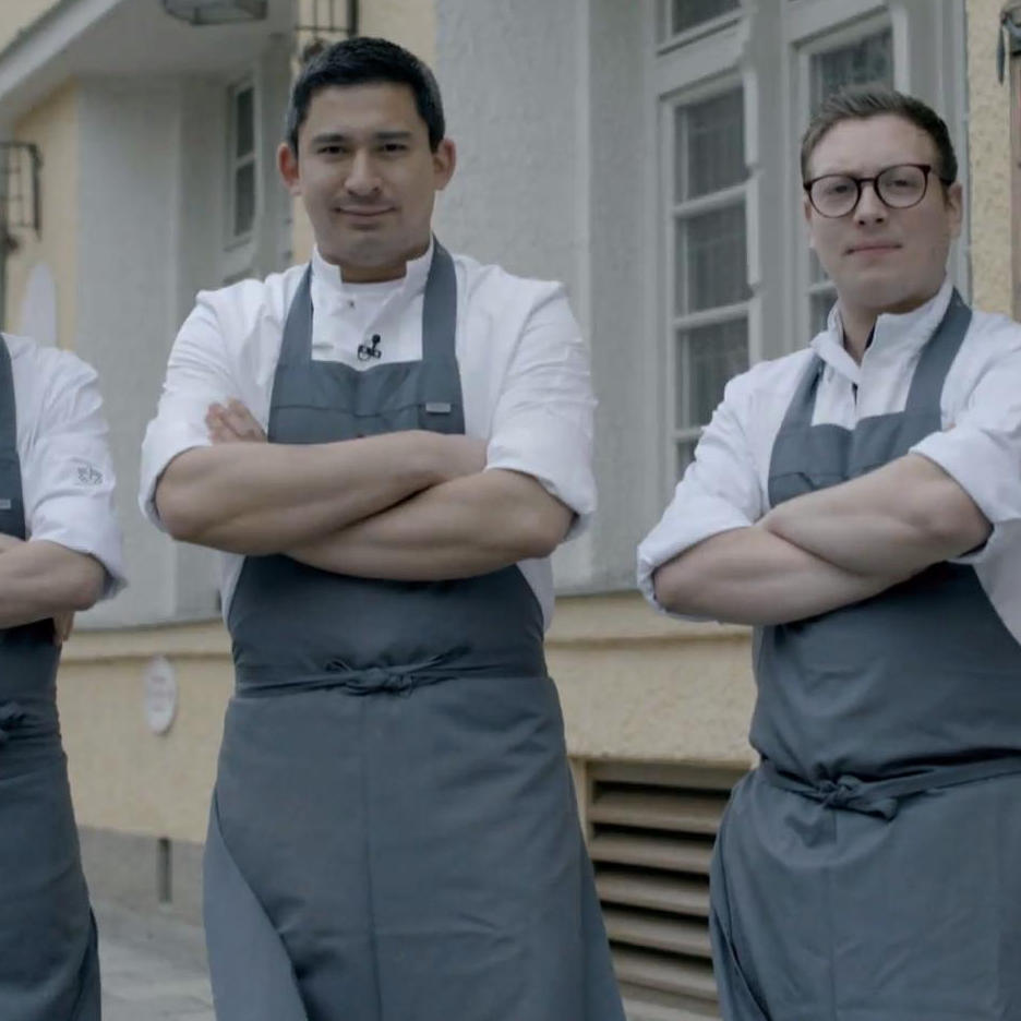 Das ist Tohru Nakamura mit seinem Team