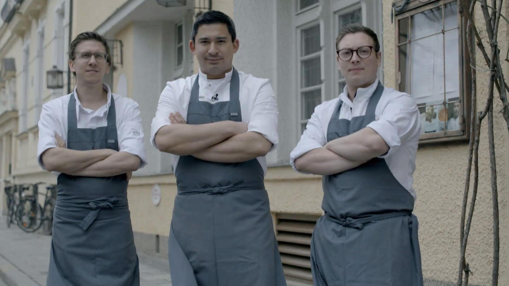 Das ist Tohru Nakamura mit seinem Team